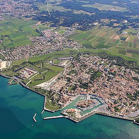 Sur Le Port Saint-Martin-de-Re