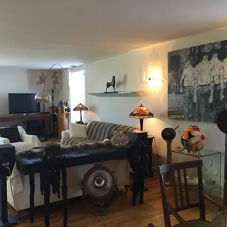Sur Le Port Bed & Breakfast *